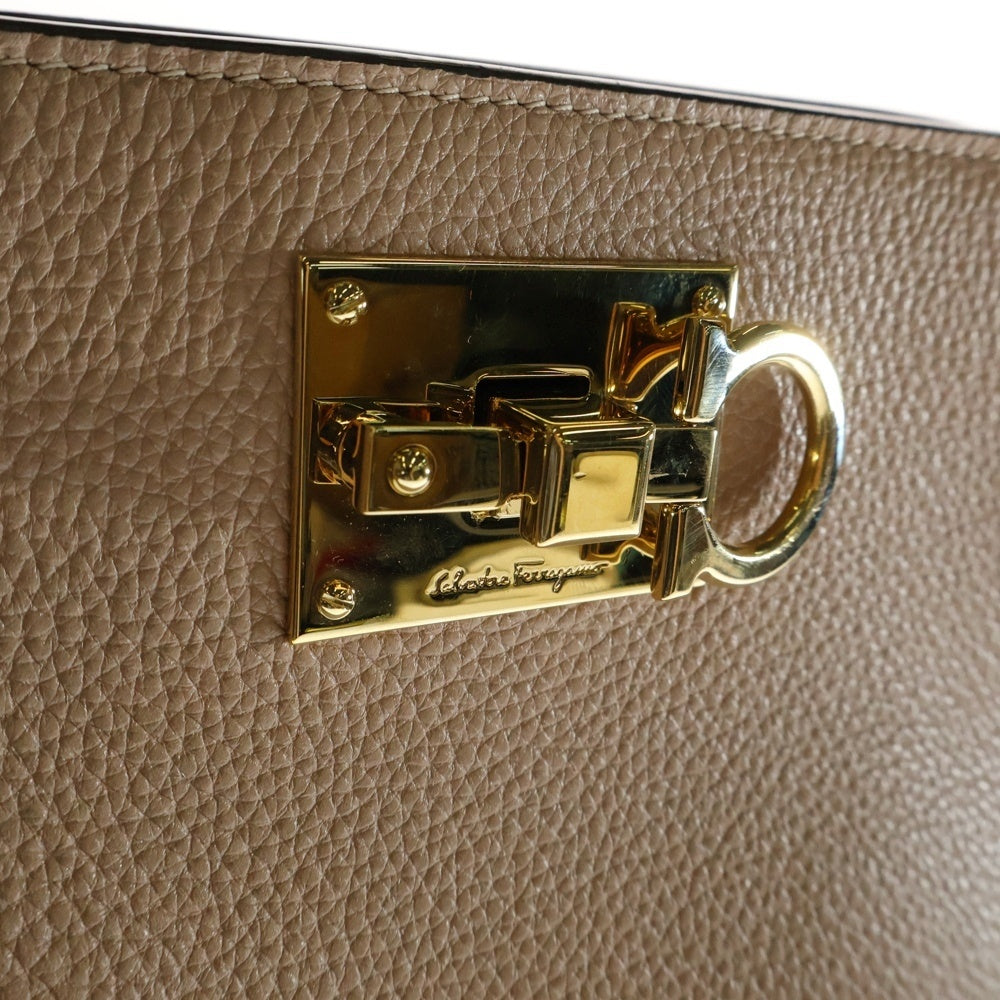 Salvatore Ferragamo(サルヴァトーレ フェラガモ) ガンチーニ ザ スタジオバケット レザー ショルダーバッグ ゴールド金具 ピンク/ベージュ 21289