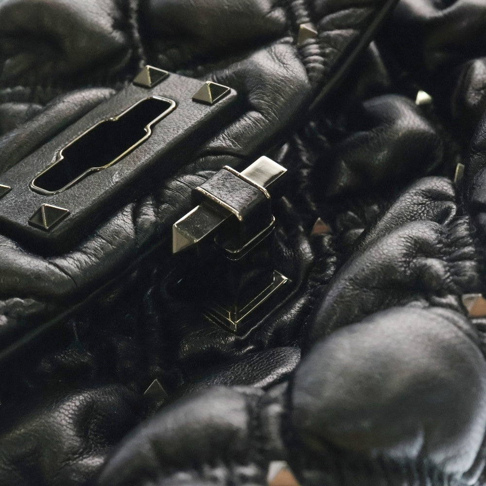 VALENTINO(ヴァレンティノ) ロックスタッズ ラムスキン レザー ターンロック チェーン ショルダーバッグ シルバー/ガンメタ金具 ブラック