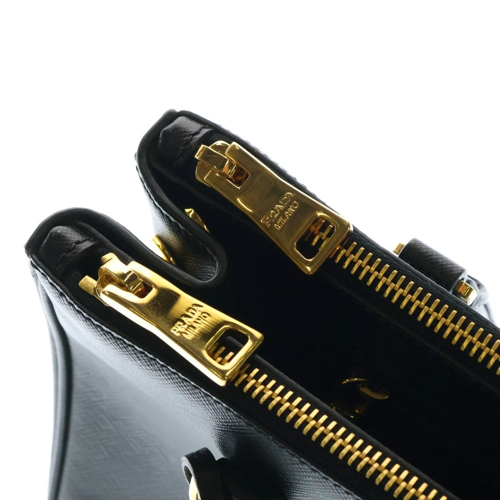 PRADA(プラダ) ガレリアミディアム トライアングルロゴプレート サフィアーノレザー 2WAY ハンド ショルダーバッグ ゴールド金具 ブラック 1BA863