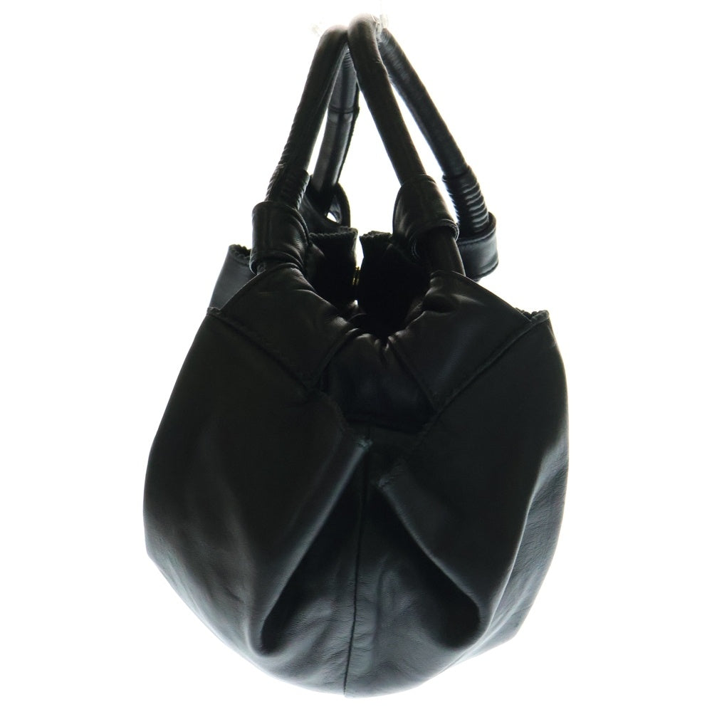LOEWE(ロエベ) ナッパアイレ アナグラム エンボスロゴ チャーム付き ラムスキン レザー ハンドバッグ ゴールド金具 ブラック