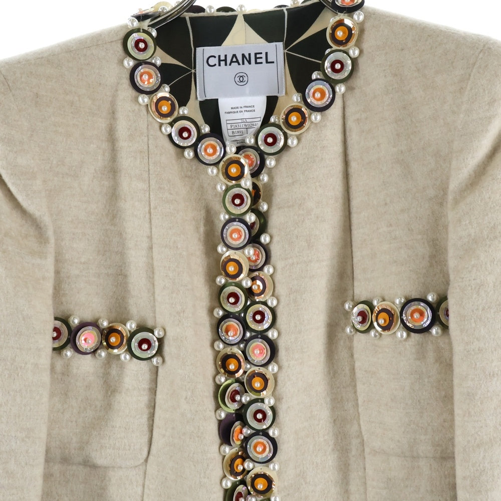 CHANEL(シャネル) 01AW ココマークウッドプレート パール スパンコール刺繍 装飾 シルク カシミヤ混 ウール ノーカラージャケット ベージュ レディース P18311W02840