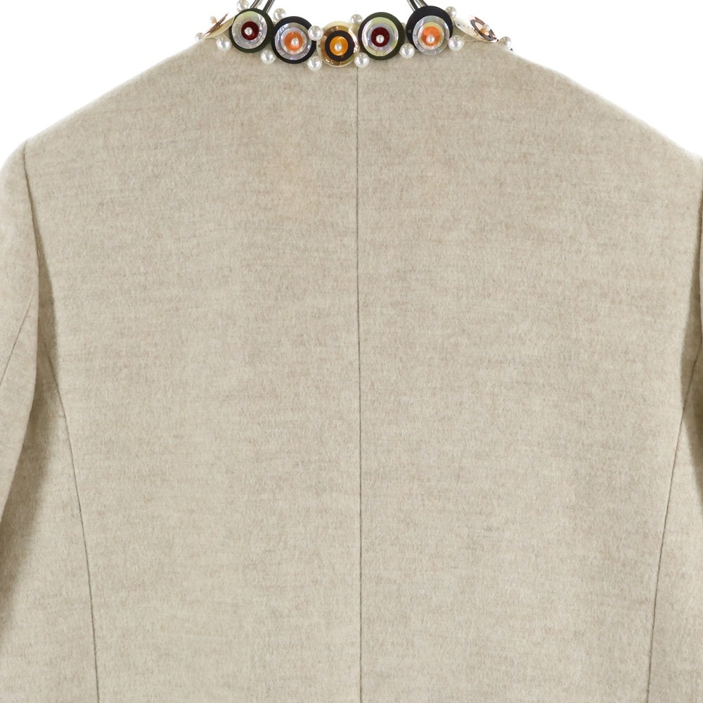 CHANEL(シャネル) 01AW ココマークウッドプレート パール スパンコール刺繍 装飾 シルク カシミヤ混 ウール ノーカラージャケット ベージュ レディース P18311W02840