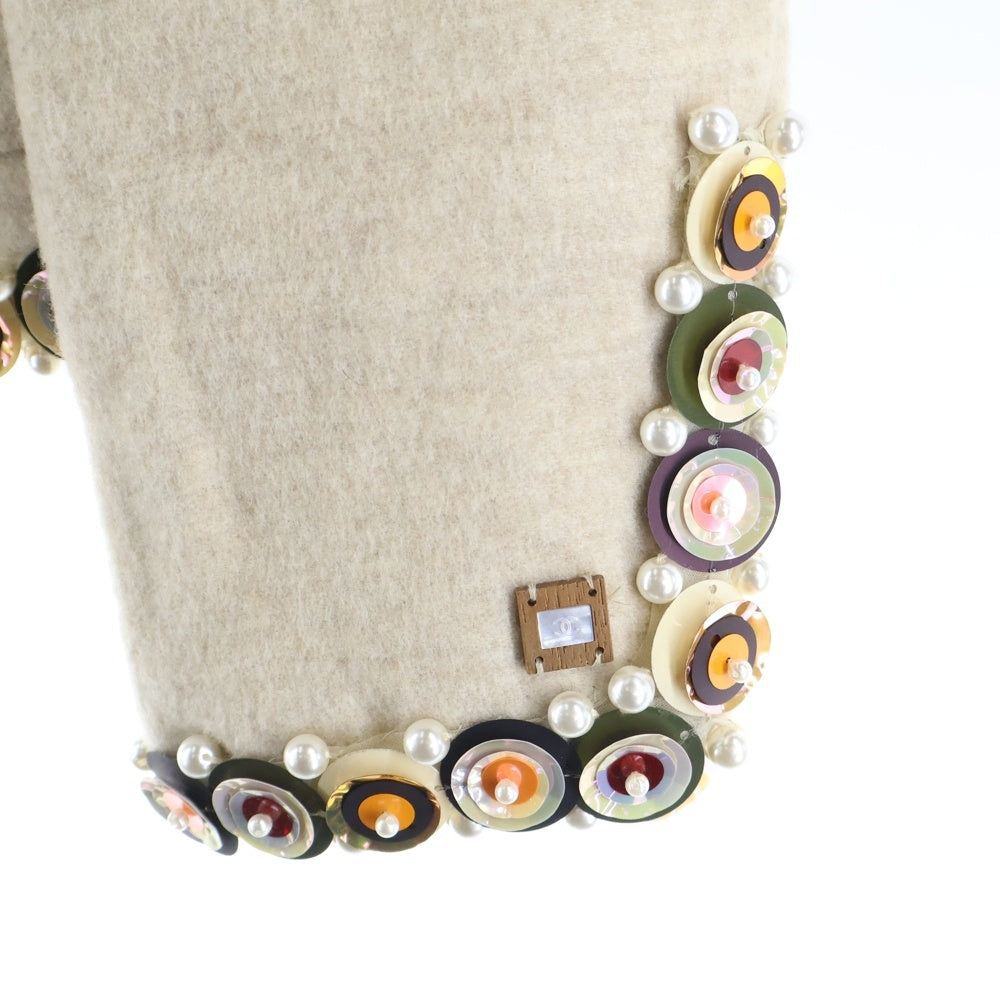 CHANEL(シャネル) 01AW ココマークウッドプレート パール スパンコール刺繍 装飾 シルク カシミヤ混 ウール ノーカラージャケット ベージュ レディース P18311W02840