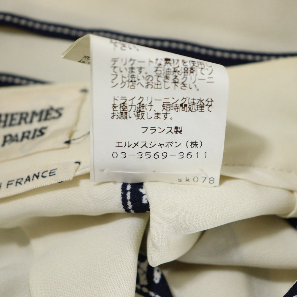 HERMES(エルメス) リボン柄 ロゴプリント シルク ミディアム プリーツ スカート ホワイト/ネイビー レディース