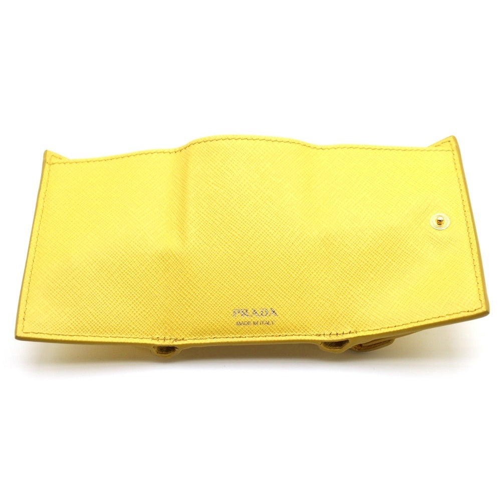 PRADA(プラダ) トライアングルロゴプレート サフィアーノレザー コンパクトウォレット 三つ折り財布 ゴールド金具 イエロー 1MH021