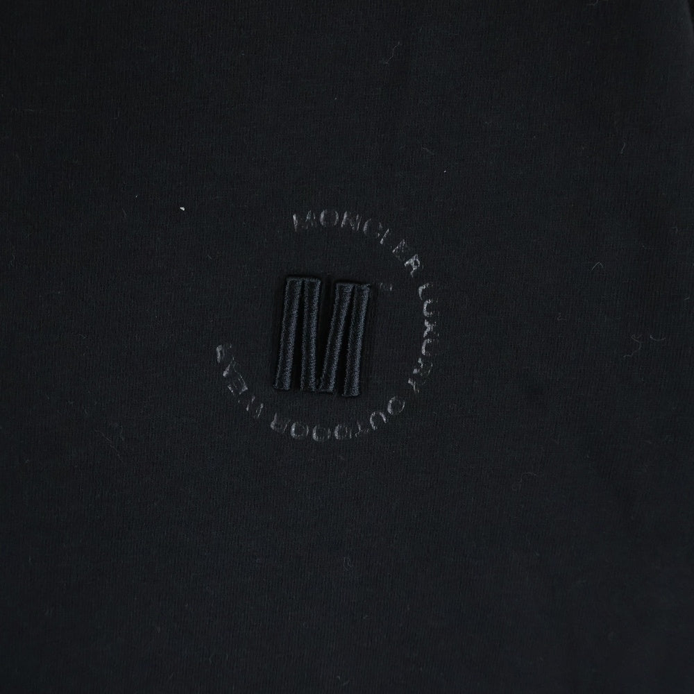 MONCLER(モンクレール) 22SS Mロゴバックプリント ワンポイント刺繍 クルーネック 半袖Tシャツ カットソー ブラック H10918C00026 829H8