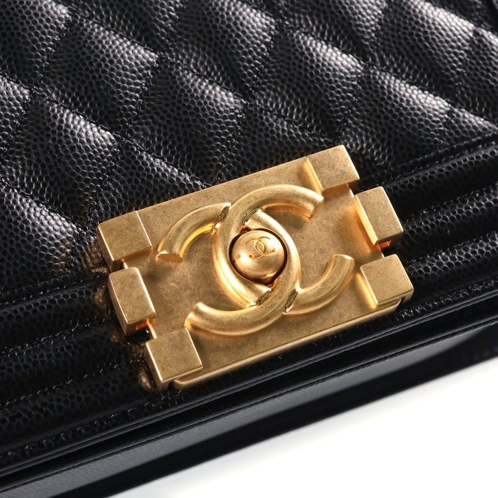 CHANEL(シャネル) ボーイシャネル20 マトラッセ スモール キャビアスキン レザー チェーンショルダーバッグ ゴールド金具 ブラック プレート A67085 レディース