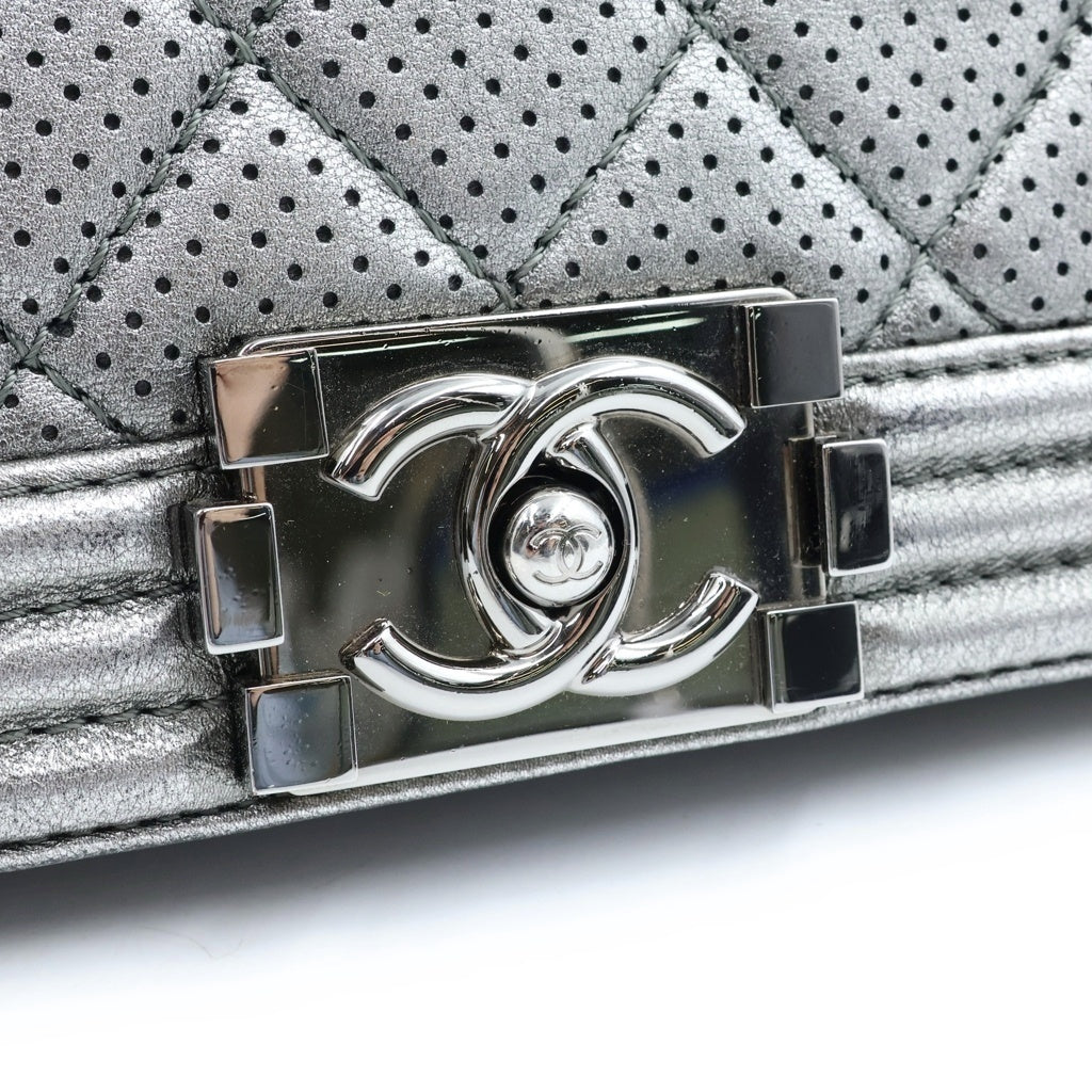 CHANEL(シャネル) ボーイシャネル チェーンショルダーバッグ ハンドバッグ パンチング ラージ シルバー ラムスキン シルバー金具 シール、カード付き A67086 レディース