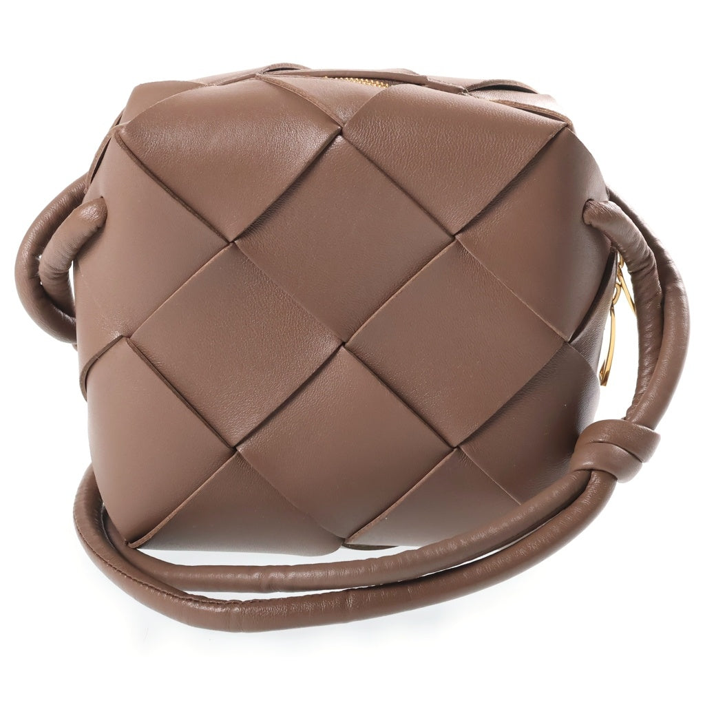 BOTTEGA VENETA(ボッテガヴェネタ) マキシイントレチャート ミニカセット カメラバッグ ショルダーバッグ ブラウン レザー 701915 vcqc2 2560 レディース