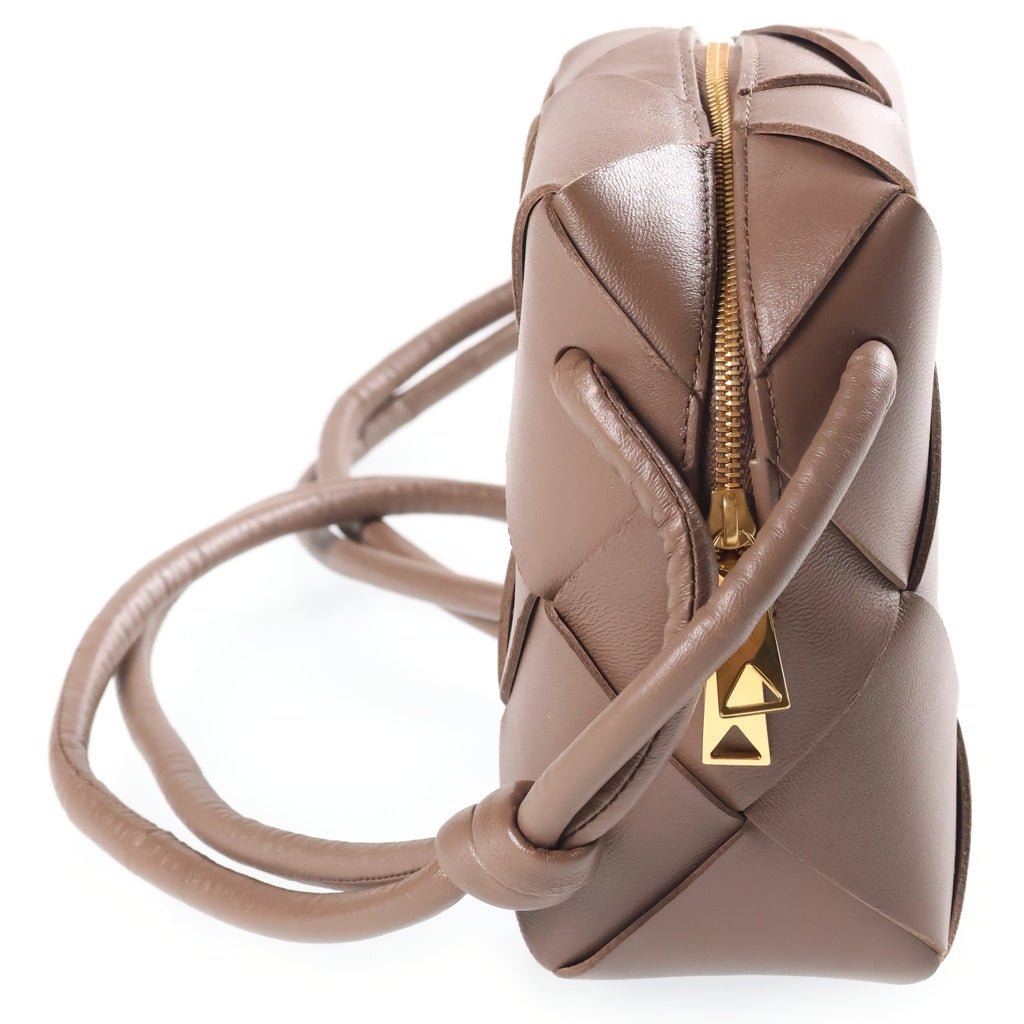 BOTTEGA VENETA(ボッテガヴェネタ) マキシイントレチャート ミニカセット カメラバッグ ショルダーバッグ ブラウン レザー 701915 vcqc2 2560 レディース