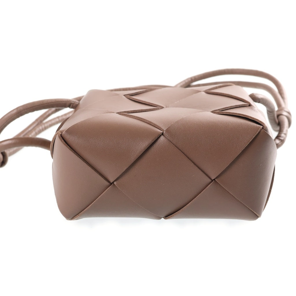 BOTTEGA VENETA(ボッテガヴェネタ) マキシイントレチャート ミニカセット カメラバッグ ショルダーバッグ ブラウン レザー 701915 vcqc2 2560 レディース