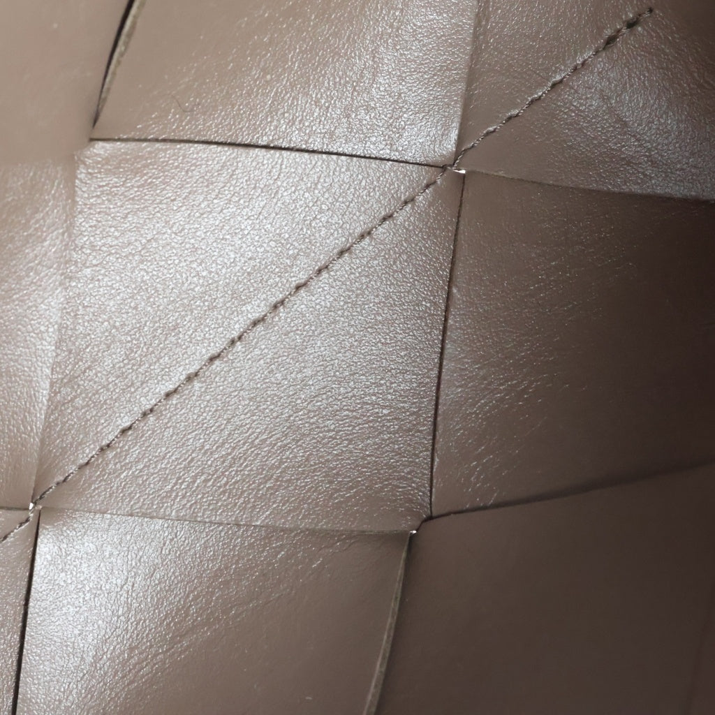 BOTTEGA VENETA(ボッテガヴェネタ) マキシイントレチャート ミニカセット カメラバッグ ショルダーバッグ ブラウン レザー 701915 vcqc2 2560 レディース
