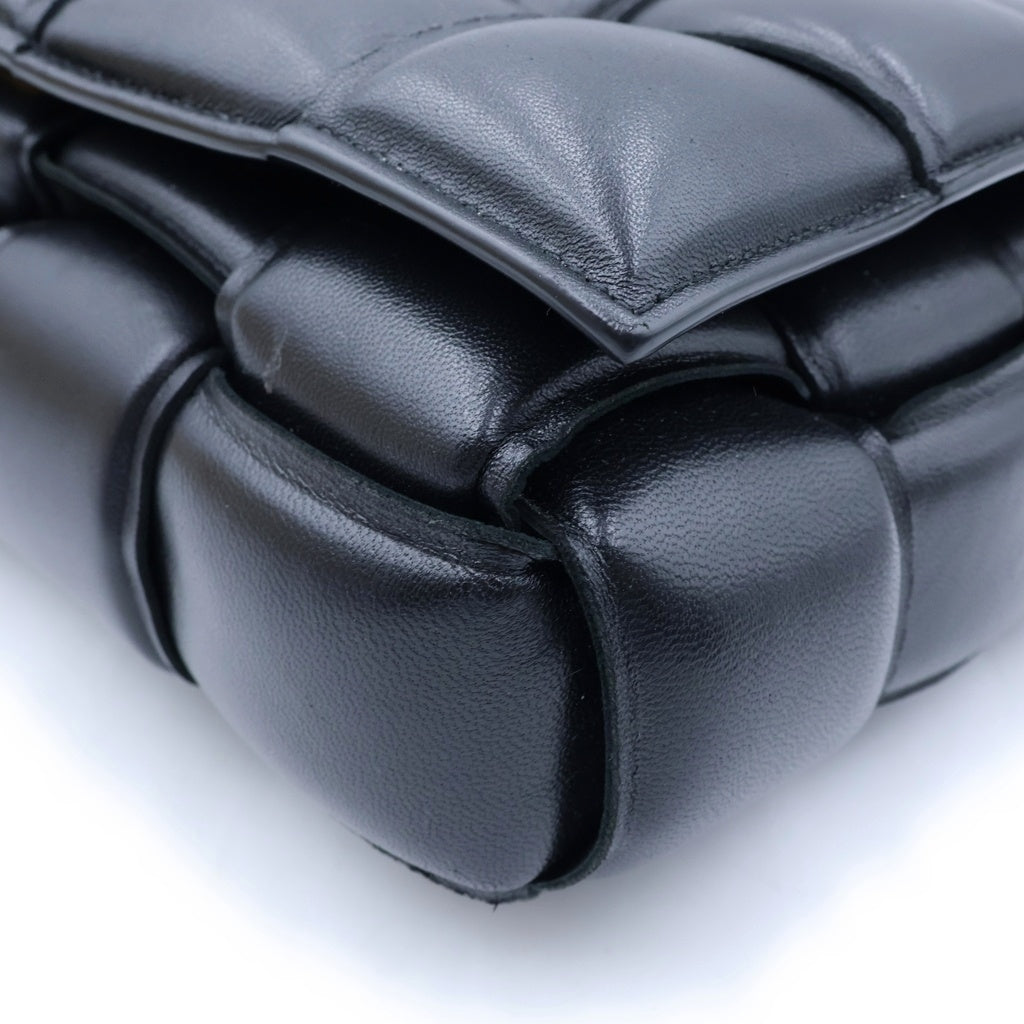 BOTTEGA VENETA(ボッテガヴェネタ) パデッドカセット ショルダーバッグ ブラック レザー レディース