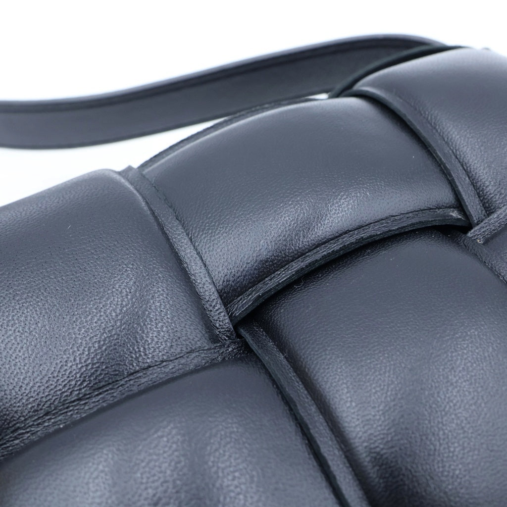 BOTTEGA VENETA(ボッテガヴェネタ) パデッドカセット ショルダーバッグ ブラック レザー レディース