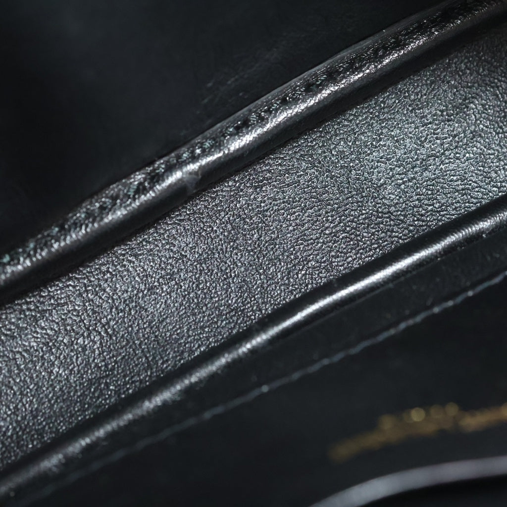 YVES SAINT LAURENT(イヴサンローラン) ルー カメラバッグ Vステッチ ショルダーバッグ ホワイト キャビア ゴールド金具 レディース