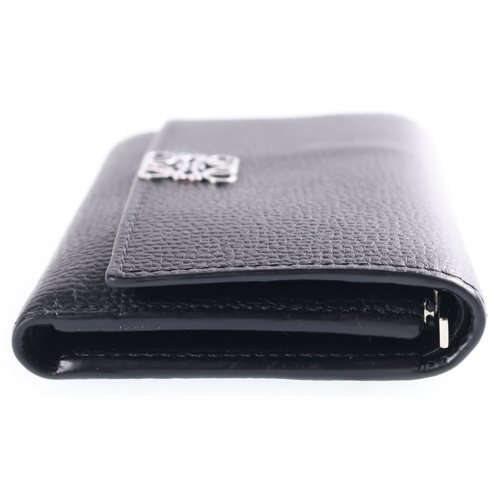 LOEWE(ロエベ) アナグラム バーティカルウォレット スモール 三つ折り財布 コンパクト ブラック ペブルグレインカーフレザー C821S33X0 シルバー金具 レディース