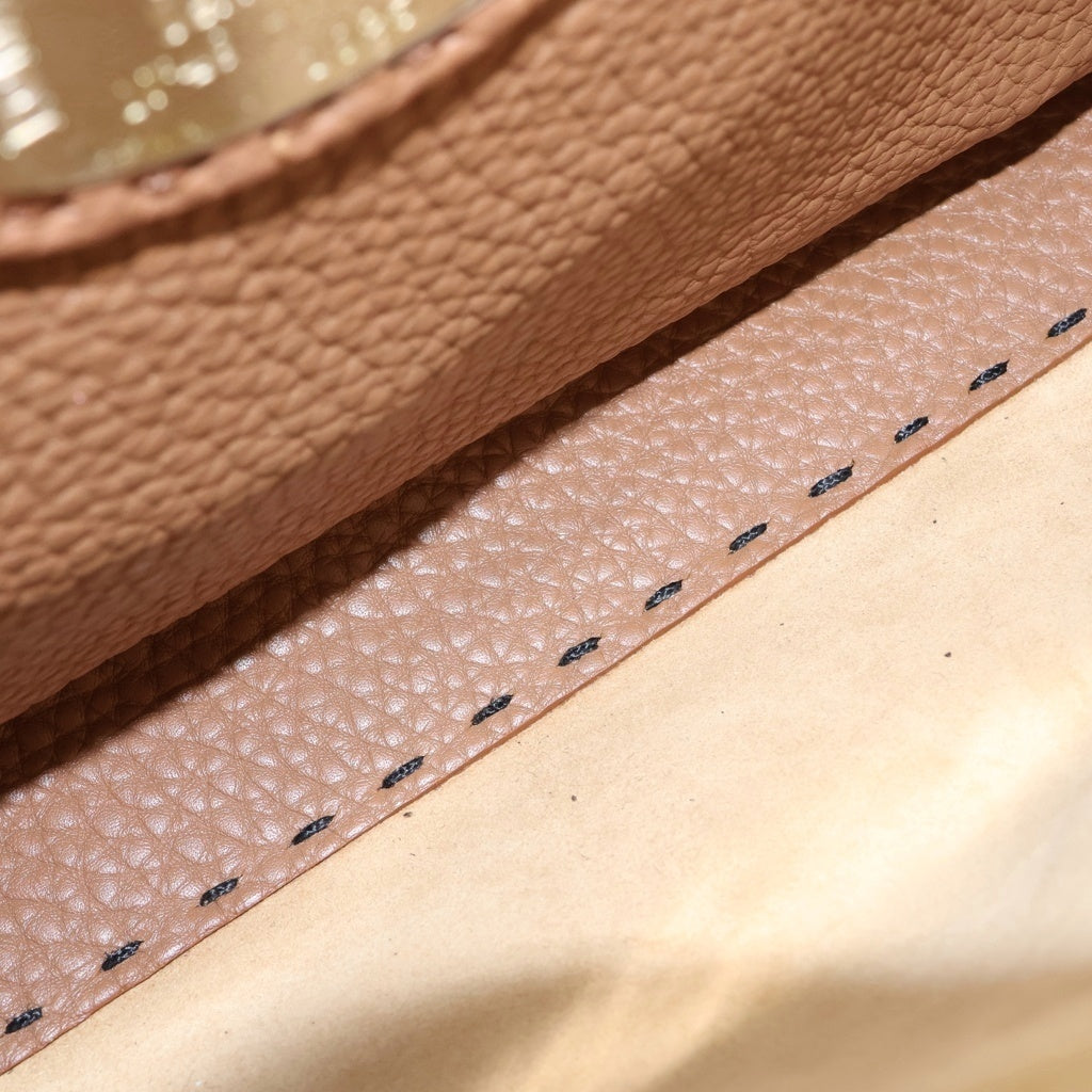 FENDI(フェンディ) ピーカブー セレリア ミディアム レギュラー 2WAYハンドバッグ ショルダーバッグ ブラック レザー 8BN290 シルバー金具 レディース