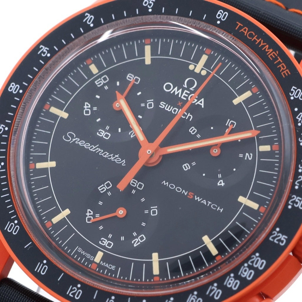 SWATCH(スウォッチ) ×オメガ MISSION ON EARTH-LAVA ミッションオンアース ラバ バイオセラミック 黒文字盤 QZ クオーツ ブラック/オレンジ SO33O100