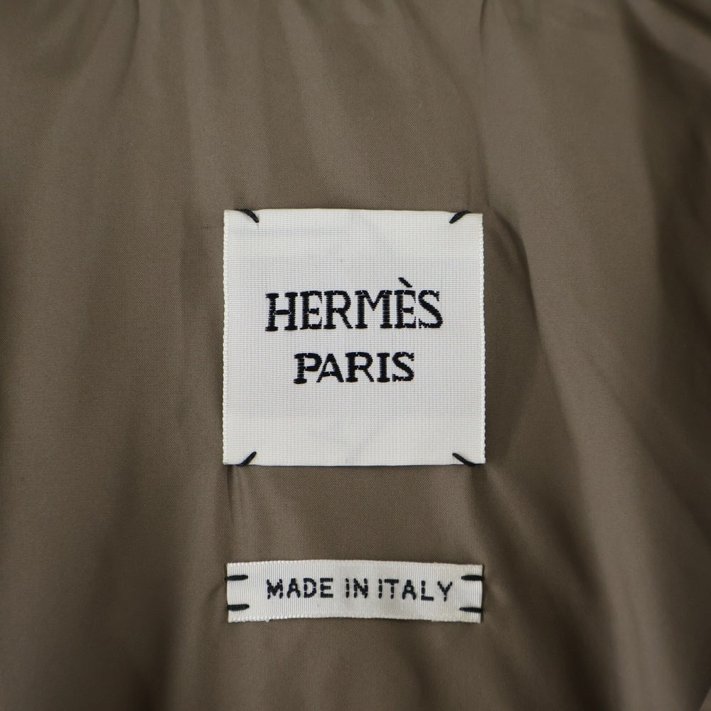 HERMES(エルメス) 23AW セリエワッペンロゴ 金具総柄プリント ジップアップ ダウンベスト ホワイト/ブラウン 3H0163D2 レディース