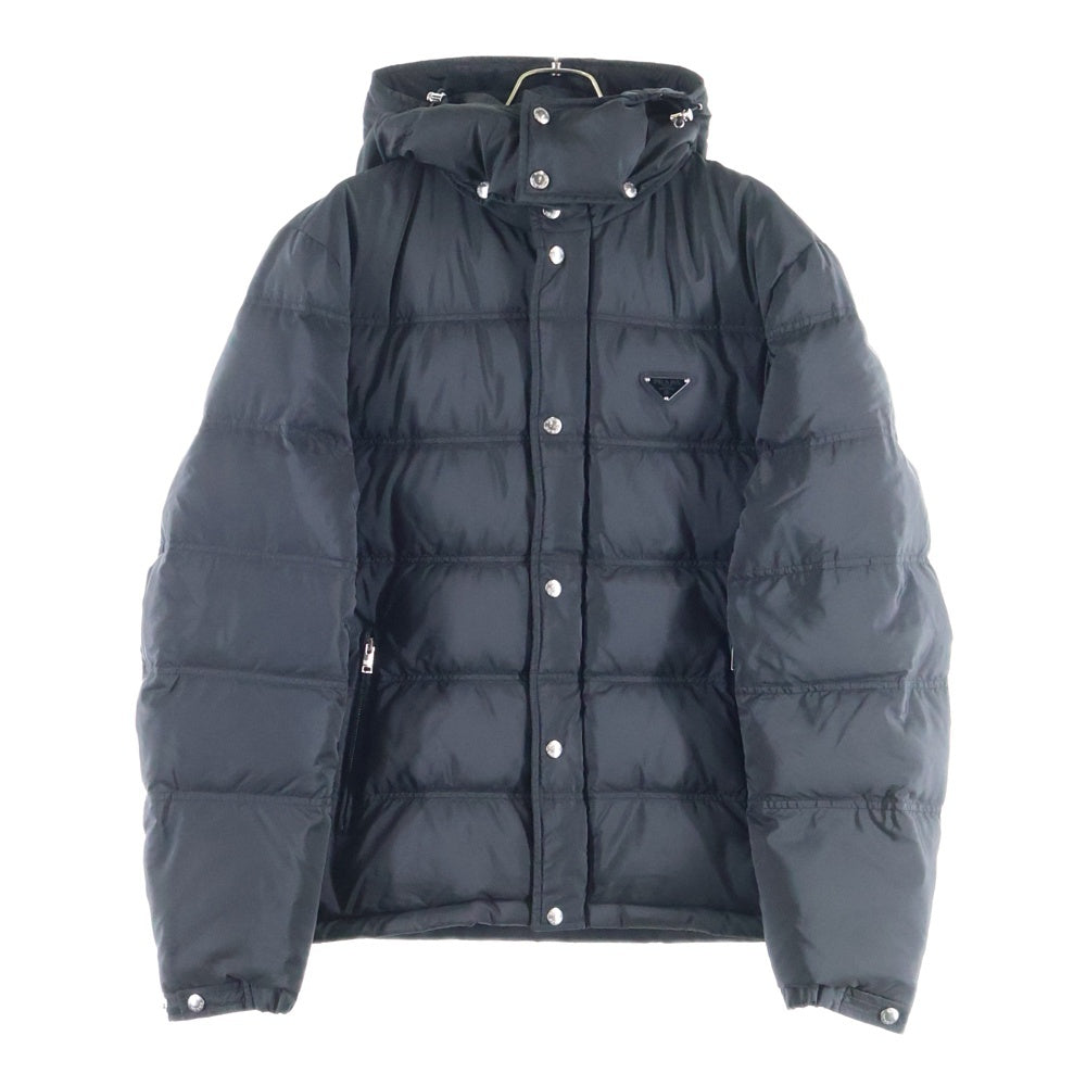 PRADA(プラダ) 25AW トライアングルロゴプレート ナイロン フーデッド ジップアップ ダウンジャケット ブラック SGH070
