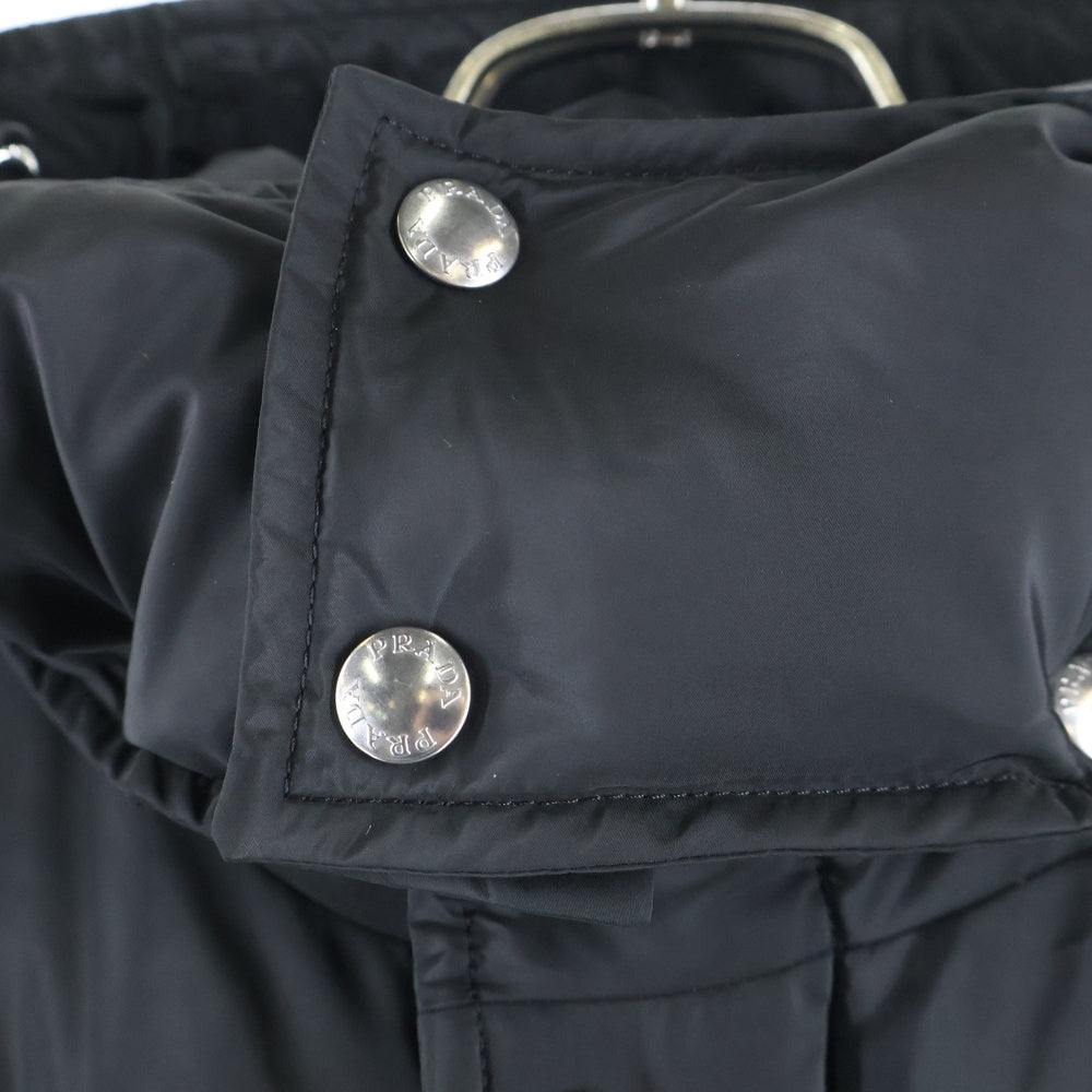 PRADA(プラダ) 25AW トライアングルロゴプレート ナイロン フーデッド ジップアップ ダウンジャケット ブラック SGH070