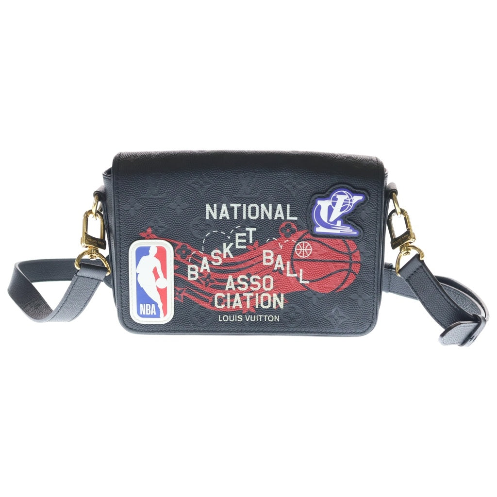 LOUIS VUITTON(ルイヴィトン) モノグラム ステュディオ メッセンジャー NBAコラボ ショルダーバッグ ブラック レザー M58498 ゴールド金具 レディース