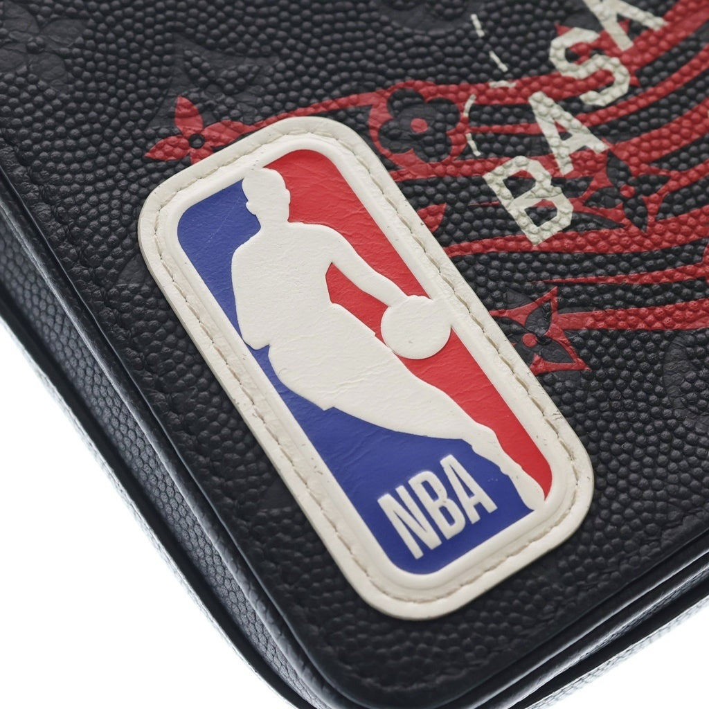 LOUIS VUITTON(ルイヴィトン) モノグラム ステュディオ メッセンジャー NBAコラボ ショルダーバッグ ブラック レザー M58498 ゴールド金具 レディース