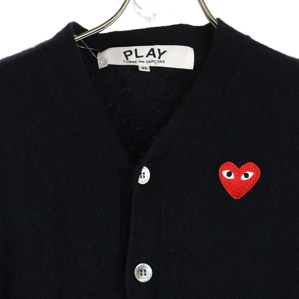 PLAY COMME des GARCONS(プレイコムデギャルソン) ロゴラウンドネックニット カーディガン ブラック×レッド XS AX-N008