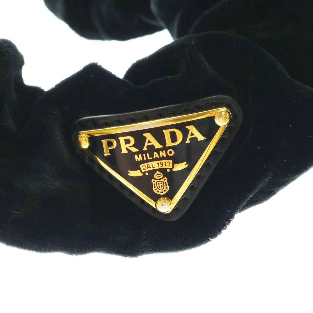 PRADA(プラダ) シュシュ トライアングルロゴ ブラック ベロア ヘアアクセサリー 1IF015