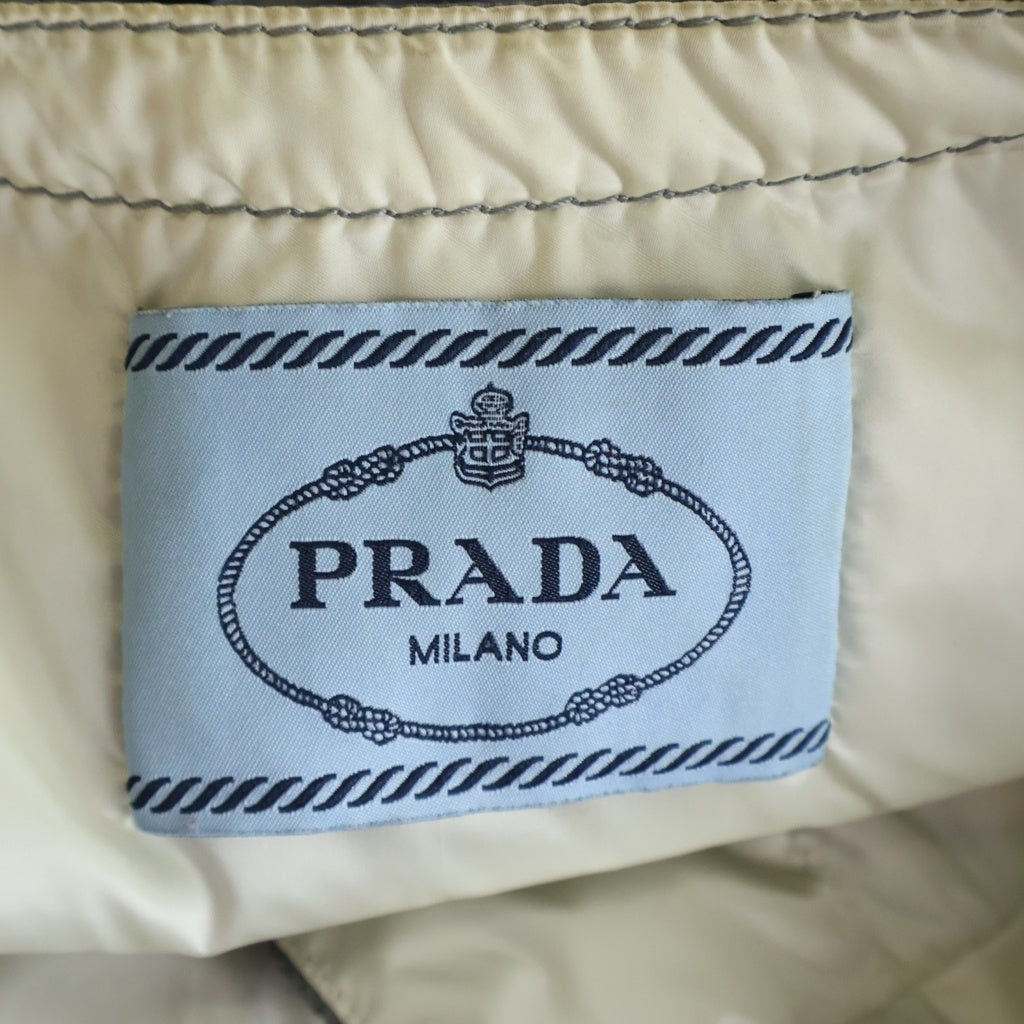 PRADA(プラダ) トライアングルロゴ ノーカラー インナーナイロンダウンジャケット グレー #44 29B831R1521DAB レディース