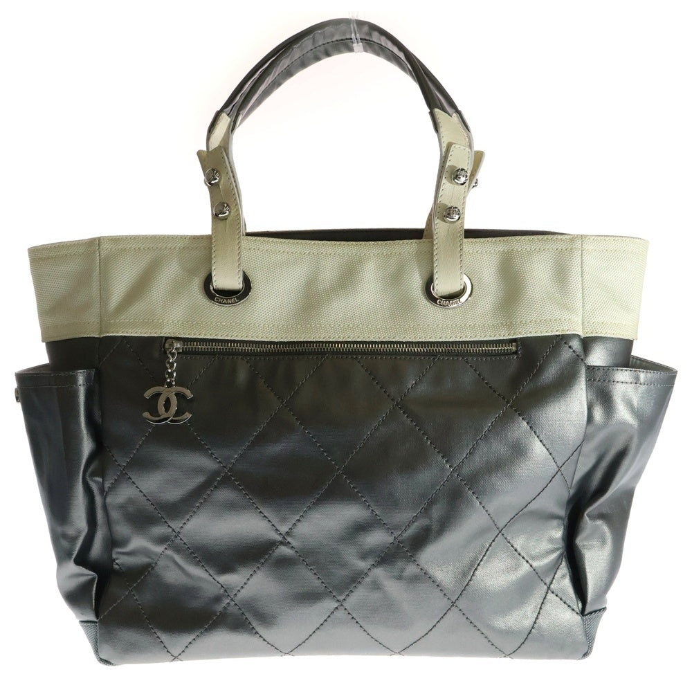 CHANEL(シャネル) パリビアリッツGM ココマーク チャーム ナイロン レザー ハンド トートバッグ シルバー金具 シルバー/ホワイト 11番台