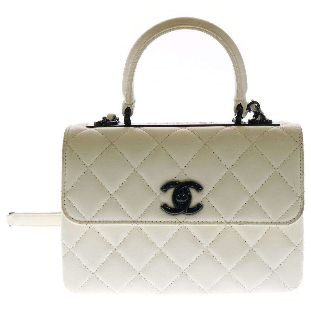 CHANEL(シャネル) マトラッセ トップハンドル ロゴプレート 2WAYミニフラップバッグ ホワイト ラムスキン ブラック金具 プレート
