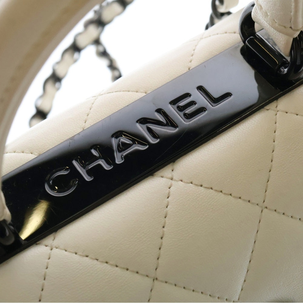 CHANEL(シャネル) マトラッセ トップハンドル ロゴプレート 2WAYミニフラップバッグ ホワイト ラムスキン ブラック金具 プレート