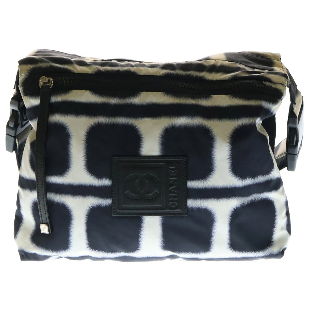 CHANEL(シャネル) スポーツライン ココマーク レザーロゴパッチ 総柄プリント リバーシブル ナイロン ショルダーバッグ ブラック/ホワイト 11番台