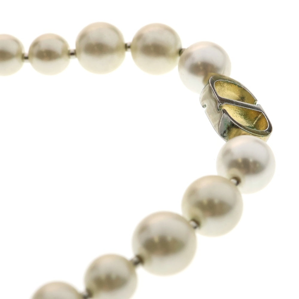 Christian Dior(クリスチャンディオール) 30モンテーニュ CDロゴプレート フェイクパール チョーカー ネックレス ゴールド/ホワイト レディース