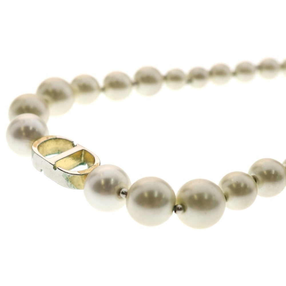 Christian Dior(クリスチャンディオール) 30モンテーニュ CDロゴプレート フェイクパール チョーカー ネックレス ゴールド/ホワイト レディース