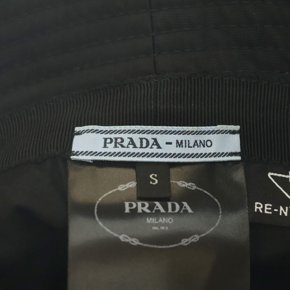 PRADA(プラダ) 23SS RE-NYLON リナイロン トライアングルロゴプレート バケットハット 帽子 ブラック 1HC137 レディース