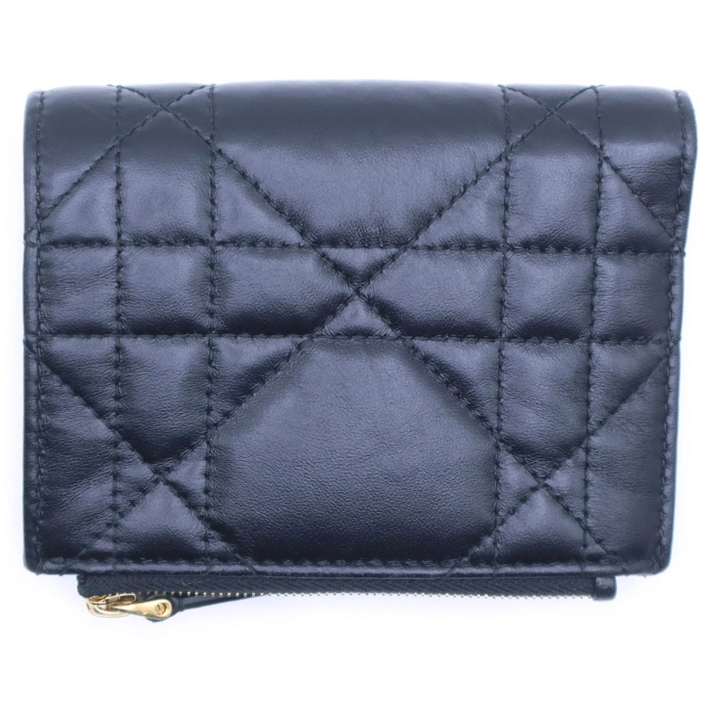 Christian Dior(クリスチャンディオール) カロ ダリア コンパクトウォレット 二つ折り財布 ブラック ラムスキン S5173UWHC_M900 ゴールド金具 レディース