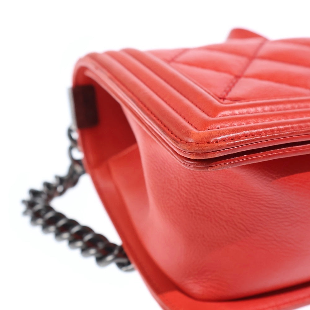 CHANEL(シャネル) ボーイシャネル ココマーク スモール カーフレザー チェーンショルダーバッグ ガンメタ金具 レッド 18番台 レディース
