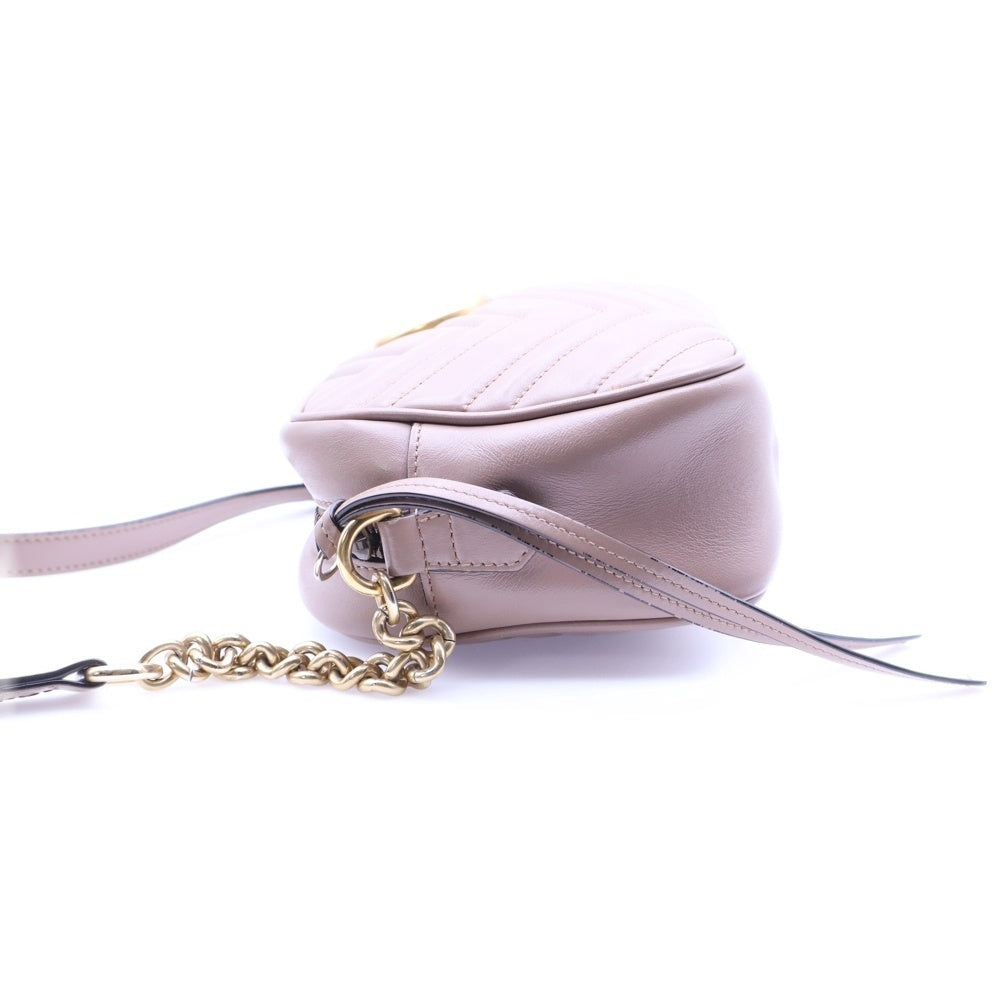 GUCCI(グッチ) GGマーモント ロゴプレート キルティング レザー チェーン ショルダーバッグ ゴールド金具 ピンクベージュ 447632
