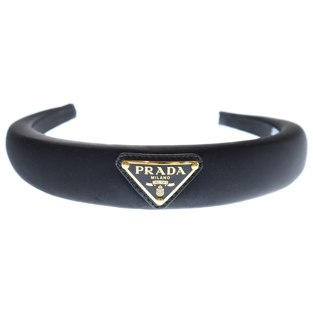 PRADA(プラダ) カチューシャ ヘッドバンド ヘアバンド 三角ロゴ トライアングルプレート ブラック×ゴールド ナイロン 1IH020