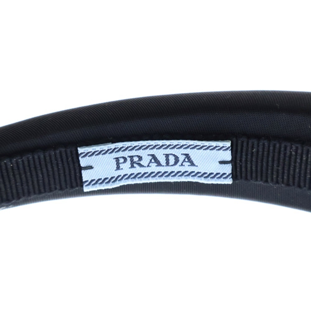 PRADA(プラダ) カチューシャ ヘッドバンド ヘアバンド 三角ロゴ トライアングルプレート ブラック×ゴールド ナイロン 1IH020