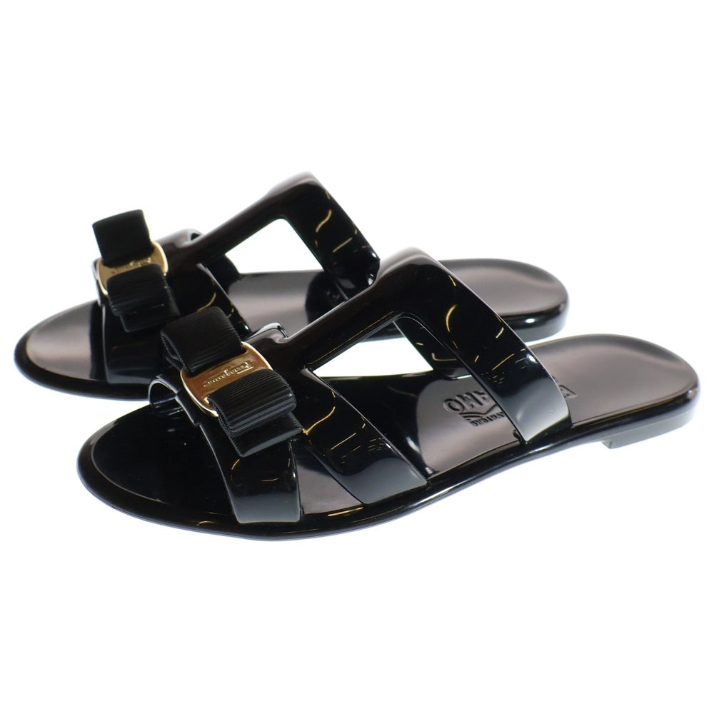 FERRAGAMO(フェラガモ) ヴァラリボン ラバー フラットサンダル ブラック/ゴールド レディース