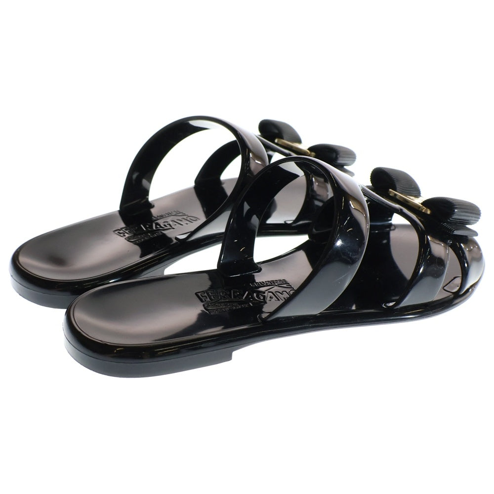 FERRAGAMO(フェラガモ) ヴァラリボン ラバー フラットサンダル ブラック/ゴールド レディース