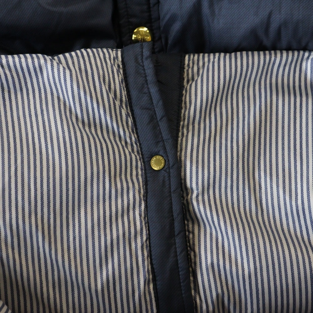 MONCLER GAMME BLEU(モンクレール・ガム・ブルー) GIUBBINO カットアウト ワッペンロゴ スナップボタン ダウン シャツ ジャケット 423914034083 63367