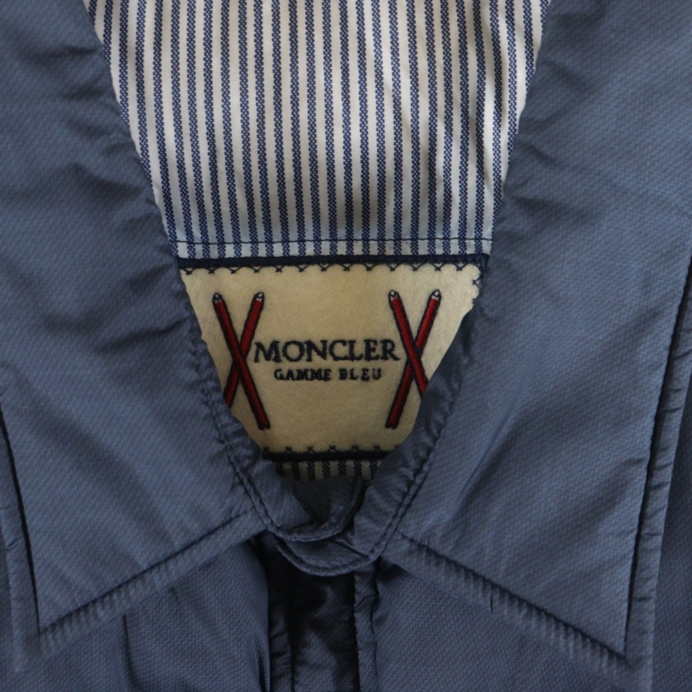 MONCLER GAMME BLEU(モンクレール・ガム・ブルー) GIUBBINO カットアウト ワッペンロゴ スナップボタン ダウン シャツ ジャケット 423914034083 63367
