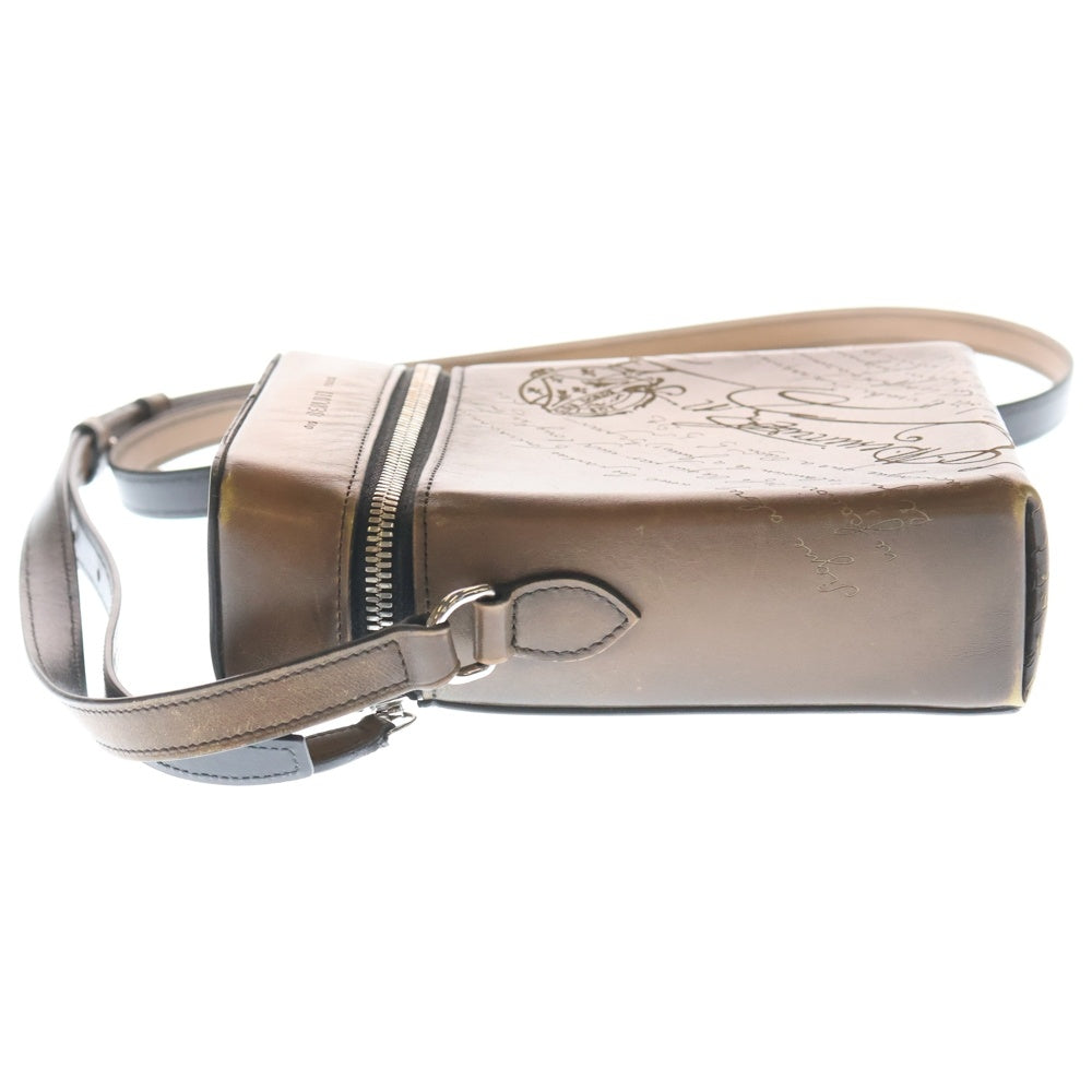 Berluti(ベルルッティ) カリグラフィー スクリットスワイプ ショルダーバッグ ミニバッグ フォンショルダー ブラウン レザー O-231003-6 シルバー金具 レディース