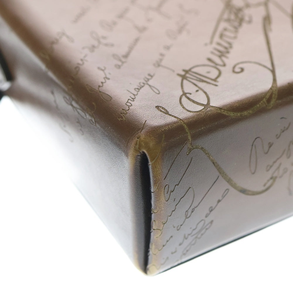 Berluti(ベルルッティ) カリグラフィー スクリットスワイプ ショルダーバッグ ミニバッグ フォンショルダー ブラウン レザー O-231003-6 シルバー金具 レディース