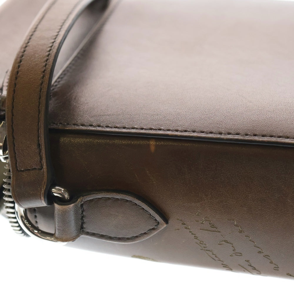 Berluti(ベルルッティ) カリグラフィー スクリットスワイプ ショルダーバッグ ミニバッグ フォンショルダー ブラウン レザー O-231003-6 シルバー金具 レディース