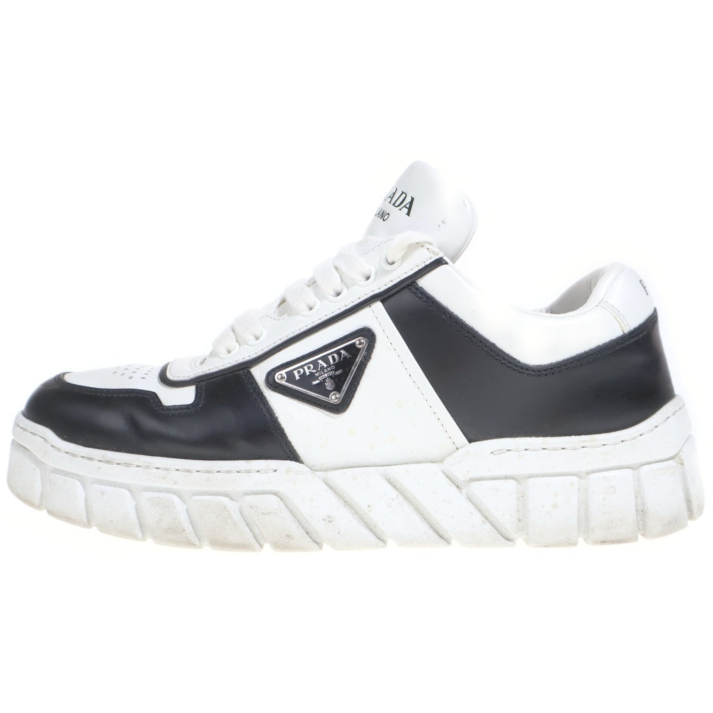 PRADA(プラダ) トライアングルロゴ プレート ローカットスニーカー シューズ ブラック/ホワイト 2EE378